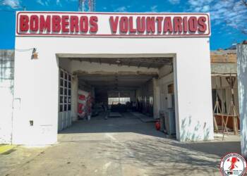 BOMBEROS TEODELINA TRABAJANDO EN SU EDIFICIO