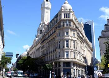 Permiten a empresas de salas de juegos porteñas acceder a licencias para el juego online En rigor, el sistema de apuestas mediante plataformas virtuales, aprobado por ley en 2018, aún no comenzó a operar en el ámbito capitalino, algo que podría ocurrir en el último trimestre de este año, luego del aval otorgado hoy por la Legislatura.