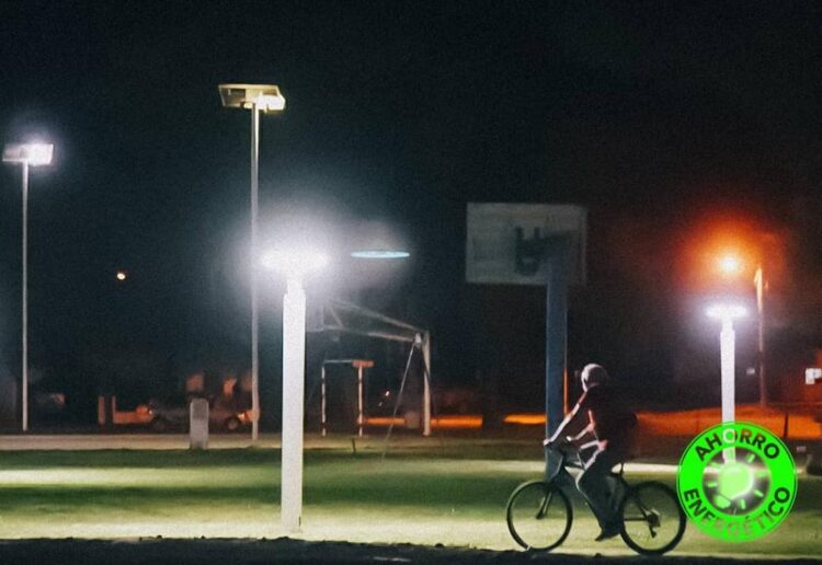 EL SENADOR ENRICO Y LA COMUNA DE MARÍA TERESA CAMBIAN LA ILUMINACIÓN DE LA PLAZA DEL PUEBLO VIEJO
