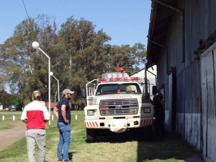Limpieza del galpón que en la Pista de la Salud de Arribeños.