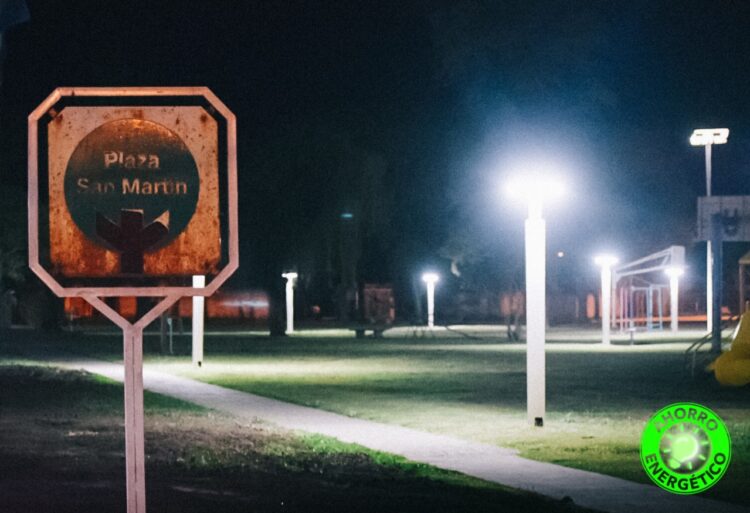 EL SENADOR ENRICO Y LA COMUNA DE MARÍA TERESA CAMBIAN LA ILUMINACIÓN DE LA PLAZA DEL PUEBLO VIEJO