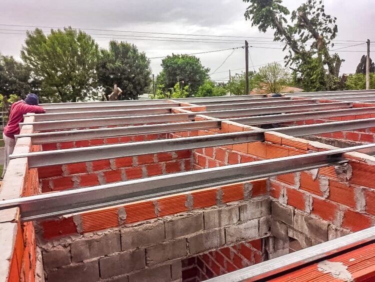 AVANZA LA OBRA: EL SENADOR ENRICO CONTINÚA IMPULSANDO LA CONSTRUCCIÓN DEL GIMNASIO EN LA ESCUELA 174 DE DIEGO DE ALVEAR