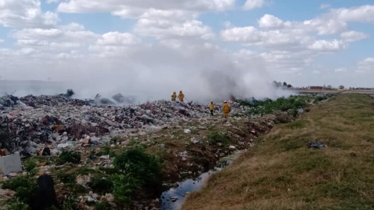 INCENDIO EN EL BASURAL DE TEODELINA