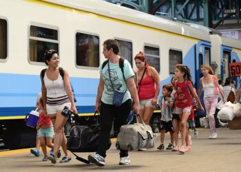 Autorizan la reanudación del transporte automotor y ferroviario interurbano de jurisdicción nacional