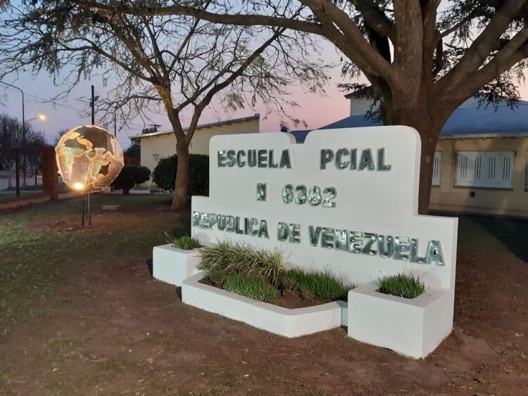 RENOVACIÓN Y 𝙲𝙾𝙻𝙾𝚁 PARA LAS  𝙴𝚂𝙲𝚄𝙴𝙻𝙰𝚂 DE TEODELINA