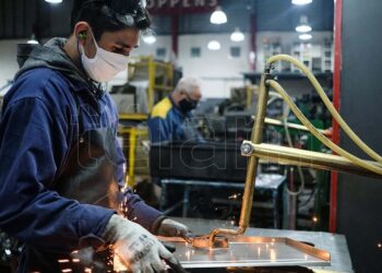 El Gobierno oficializó el aumento del salario mínimo, vital y móvil en tres tramos