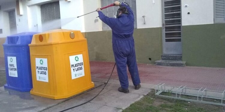  Desinfección de Instituciones Públicas y Comercios en la localidad de Juan .B Alberdi.