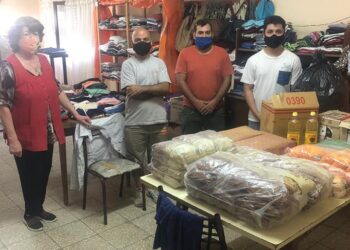 Entrega de donaciones en ropa y alimentos a Cáritas Teodelina del Partido Justicialista
