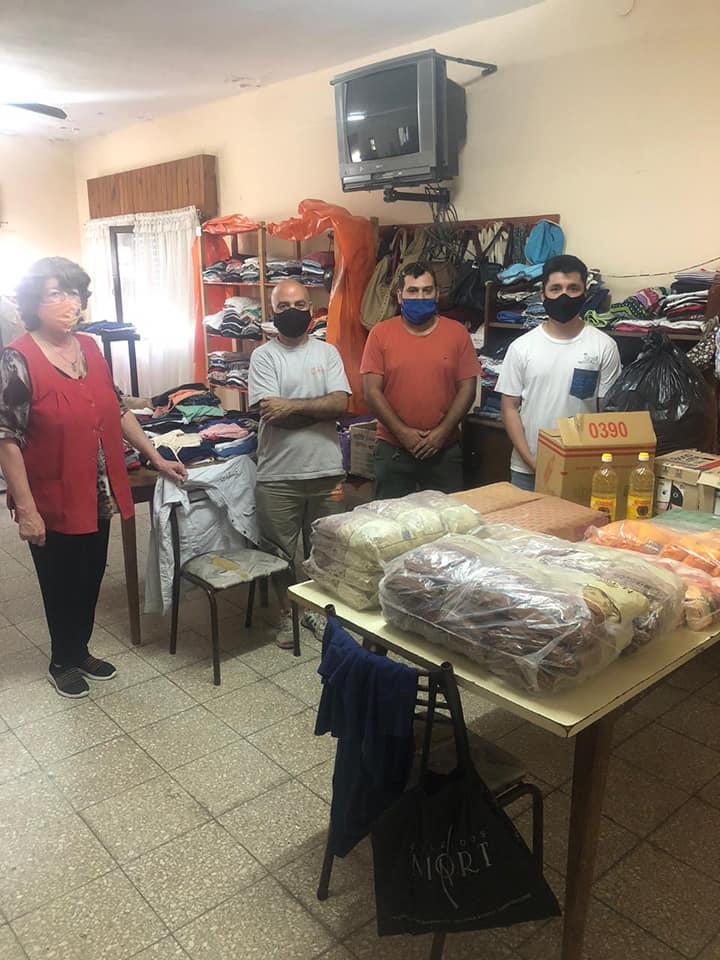 Entrega de donaciones en ropa y alimentos a Cáritas Teodelina del Partido Justicialista