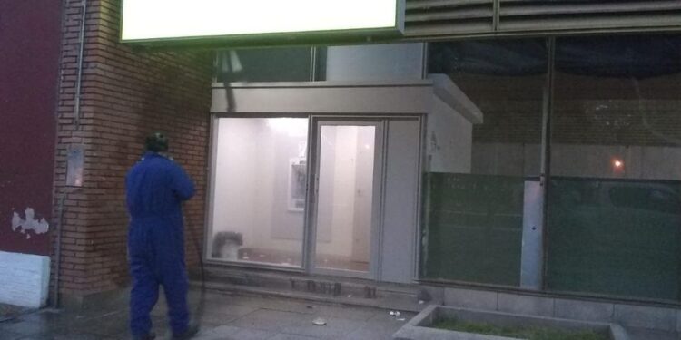  Desinfección de Instituciones Públicas y Comercios en la localidad de Juan .B Alberdi.