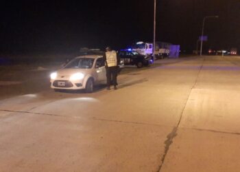 VENADO TUERTO: INTENTÓ HUIR DE UN CONTROL Y COLISIONÓ CONTRA UN EFECTIVO POLICIAL