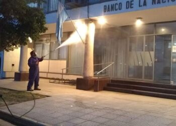  Desinfección de Instituciones Públicas y Comercios en la localidad de Juan .B Alberdi.