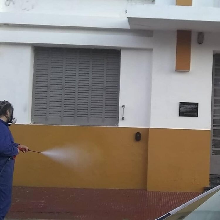 Desinfección de Instituciones Públicas y Comercios en la localidad de Juan .B Alberdi.