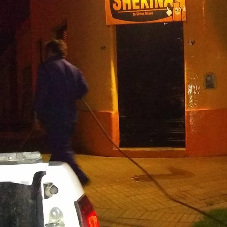  Desinfección de Instituciones Públicas y Comercios en la localidad de Juan .B Alberdi.