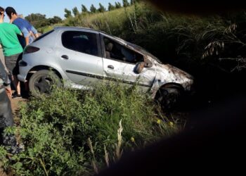 ARRIBEÑOS: VUELCO EN CAMINO DE TIERRA SIN CONSECUENCIAS SERIAS.