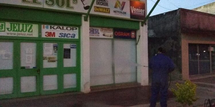  Desinfección de Instituciones Públicas y Comercios en la localidad de Juan .B Alberdi.