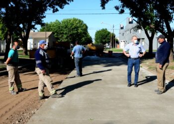VILLA CAÑAS. GIZZI RECORRIÓ LA OBRA DE PAVIMENTACIÓN DE CALLE 60