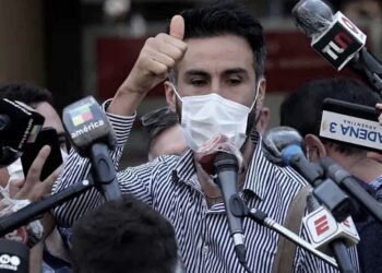 Médicos y familiares acordaron “ponerse firmes” con Maradona para mejorar su salud