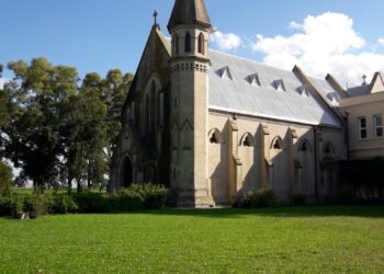 PARROQUIALES TEODELINA: Hoy viernes 27 santa misa por los difuntos del mes de noviembre a las 19 y 30 hs.