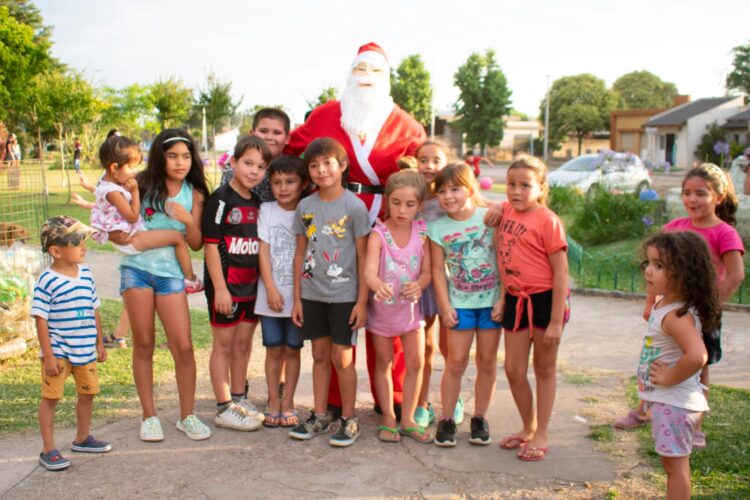 PAPÁ NOEL SE HIZO PRESENTE EN SANTA ISABEL