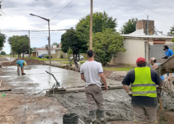 VILLA CAÑAS: AYER COMENZÖ A REALIZARSE EL HORMIGONEADO EN CALLE 53 ENTRE 66 y 68