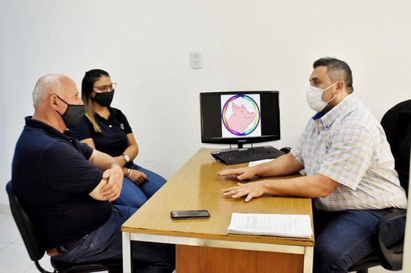 SANTA ISABEL : EL PRESIDENTE COMUNAL RAVERTA VISITO EL FRIGORÍFICO COTRASI 