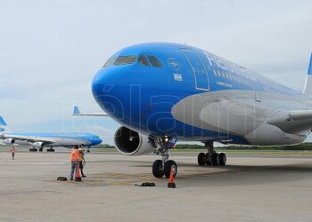 Un vuelo de Aerolíneas Argentinas parte esta tarde a Rusia a buscar las primeras dosis de las vacunas