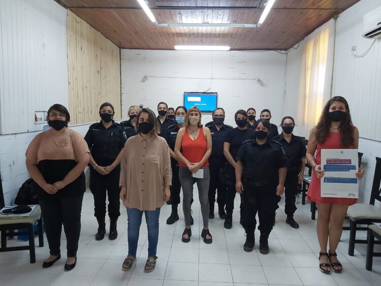 UNIDAD REGIONAL VIII DEPARTAMENTO GENERAL LOPEZ: LA SUBSECRETARIA DE BIENESTAR Y GÉNERO SE REUNIÓ CON MUJERES POLICÍAS