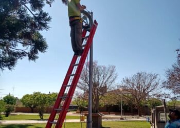 CAFFERATA: EL SENADOR ENRICO Y LA COMUNA FINALIZARON LA INSTALACIÓN DE LUCES LED EN LA PLAZA GÁLVEZ