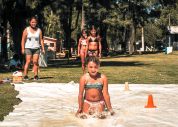 TEODELINA: 𝗔 𝗣𝗨𝗥𝗢 𝗦𝗢𝗟 𝗬 𝗔𝗟𝗘𝗚𝗥𝗜𝗔, 𝗟𝗢𝗦 𝗖𝗛𝗜𝗖𝗢𝗦 𝗦𝗘 𝗗𝗜𝗩𝗜𝗘𝗥𝗧𝗘𝗡