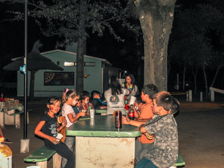 TEODELINA 𝐂𝐀𝐌𝐏𝐀𝐌𝐄𝐍𝐓𝐎 𝐘 𝐅𝐎𝐆𝐎𝐍 𝐏𝐀𝐑𝐀 𝐃𝐄𝐒𝐏𝐄𝐃𝐈𝐑 𝐋𝐀 𝐂𝐎𝐋𝐎𝐍𝐈𝐀