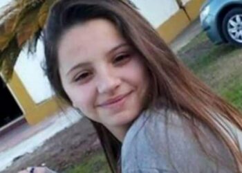 Femicidio y pueblada en Rojas: una joven fue asesinada a puñaladas y detuvieron a su exnovio policía
