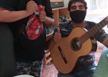 TEODELINA: HOY COMENZARON LAS CLASES DE GUITARRA