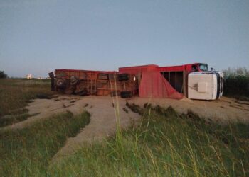 CHOVET: VOLCÓ UN CAMIÓN SOBRE RUTA 33