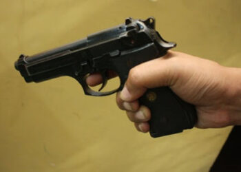 FIRMAT: LA POLICIA ATRAPO A UN MENOR TRATANDO DE INGRESAR A UNA CASA Y LE SECUESTRARON UN REVOLVER CAL 22