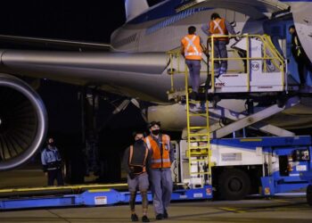 Llega por Aerolíneas Argentinas el primer lote del principio activo para la fabricación de vacunas