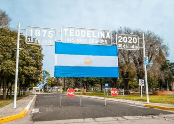 TEODELINA SE VISTIÓ DE CELESTE Y BLANCO