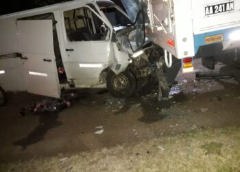 TEODELINA: ACCIDENTES EN LA VIA PUBLICA: UNA COMBI CHOCÖ UN CAMION PARADO Y CHOQUE EN LA RUTA ANGOSTA