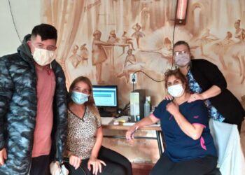 TEODELINA: HOY VACUNARON A UN GRUPO SINGULAR DE JOVENES