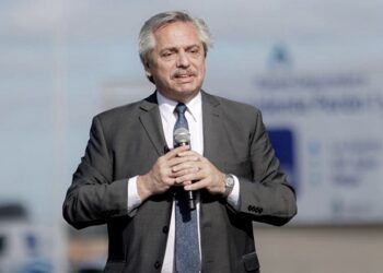 Fernández: “Todos los que son precandidatos deben dejar sus cargos”