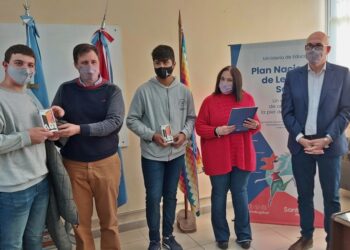 LA PROVINCIA CONTINÚA CON LA ENTREGA DE DISPOSITIVOS MÓVILES DEL PLAN ÁNGELA PERALTA PINO EN VENADO TUERTO