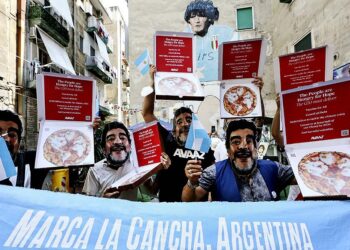 Marcharon con máscaras de Maradona para que las naciones ricas paguen su deuda ecológica