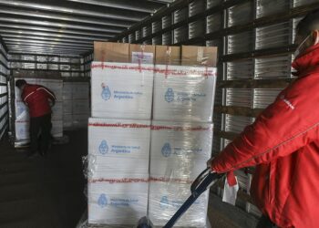 Distribuyen la vacuna Moderna para adolescentes en todo el país