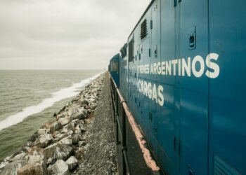 Tras 4 años sin operaciones, las vías del tren de cargas sobre la laguna La Picasa ya están rehabilitadas al 70%