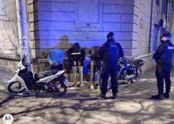 RAPIDO ACCIONAR POLICIAL PERMITIÓ APREHENDER A LOS POSIBLES AUTORES DEL  ROBO DE UNA MOTOCICLETA
