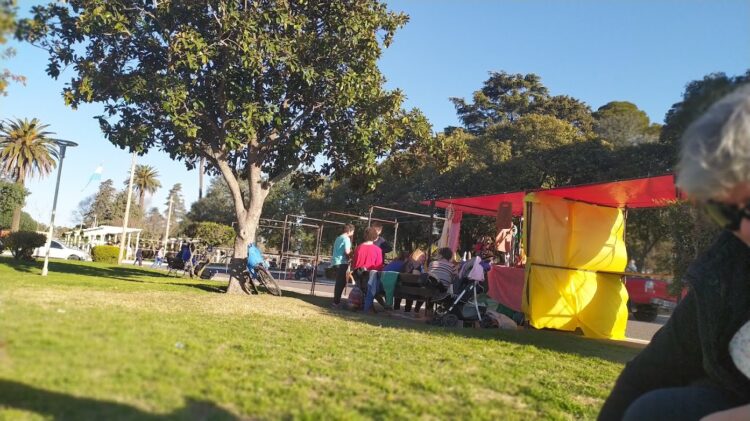 TEODELINA DOMINGO A PLENO SOL EN LA PLAZA ITUZAINGO!!!