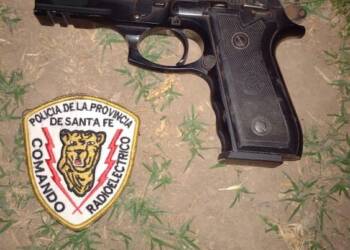 VENADO TUERTO: UN JOVEN QUEDÓ DETENIDO POR DESOBEDIENTE, DAÑAR EL MÓVIL POLICIAL, POSEER ARMA DE FUEGO Y CIRCULAR EN MOTOCICLETA ROBADA