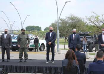 PEROTTI Y FERNÁNDEZ RECIBIERON A LOS 575 EFECTIVOS DE GENDARMERÍA QUE LLEGARON A LA CIUDAD DE ROSARIO