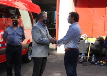 LA PROVINCIA DE SANTA FE ENTREGÓ DOS MINIBUSES Y EQUIPAMIENTO PARA BOMBEROS
