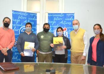 PROGRAMA PRIMER TERRENO: EL INTENDENTE GIZZI ENTREGÓ DOS ESCRITURAS